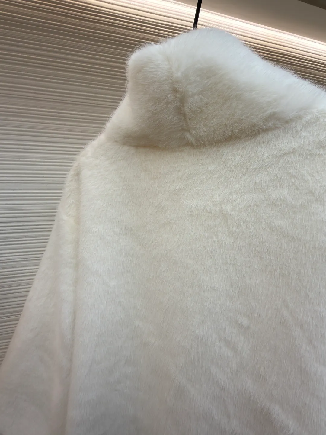 LOUIS VUITTON x Nigo joint mink fur V-neck kimono style fur ●Original version: 169000 purchased and developed ●Item number: 1681868-C30 ●Fabric: mink fur fabric ●Technology: Positioning cutting machine ●Color: white ●Version: version ●Weight: about 910 grams ●Size: 46-48-50-52 ●Description: - The fabric is made of high-quality North American mink hair, which is hand-sorted and screened to ensure uniform hair needle length and fluff density, smooth touch and strong luster. The tailoring adopts an unlined minimalist structure, and is stitched by hand to avoid stitching marks that damage the overall texture. The neckline is designed with a wide fold, and the edges are trimmed with invisible hand stitching, so that it drape naturally without being stiff. The cuffs are made of the same material and are furred, and a thin interlining is added on the inside to keep them fluffy and not easily deformed. The pockets are embedded in design, and the edges of the openings are hand-stitched to seamlessly connect with the texture of the body. The interior is equipped with the brand's exclusive satin lining, the label is fixed with a custom hanging chain, and the details reflect high-end craftsmanship standards. The overall wiring is straight and delicate, the fabric is comfortable and soft, and the color is consistent without color difference. It can be matched with the same style to create a fashionable look and control various occasions. Customized accessories, complete with three standards, same style for men and women!